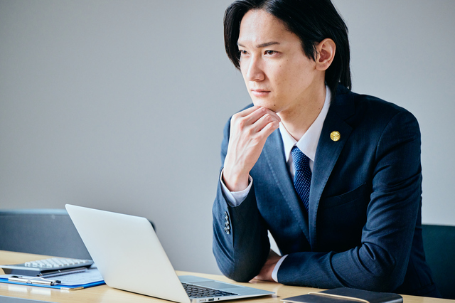 企業内弁護士の平均年収はいくら？経験・年齢・業界別の年収や年収が高い人の特徴を解説