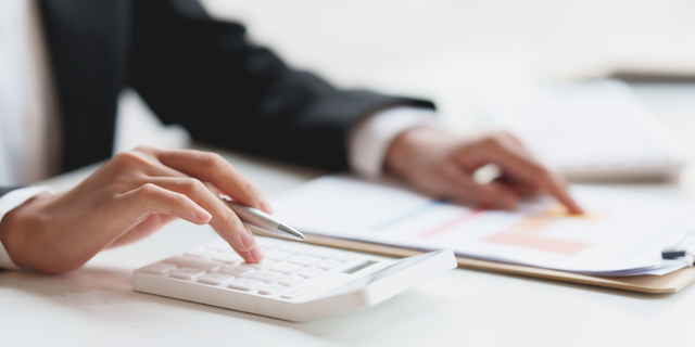 振込手数料はどちらが負担するのが正解？インボイス制度の対応について解説