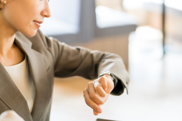 管理職は残業代が出ない？支払われないケースや違法事例、対処法を解説