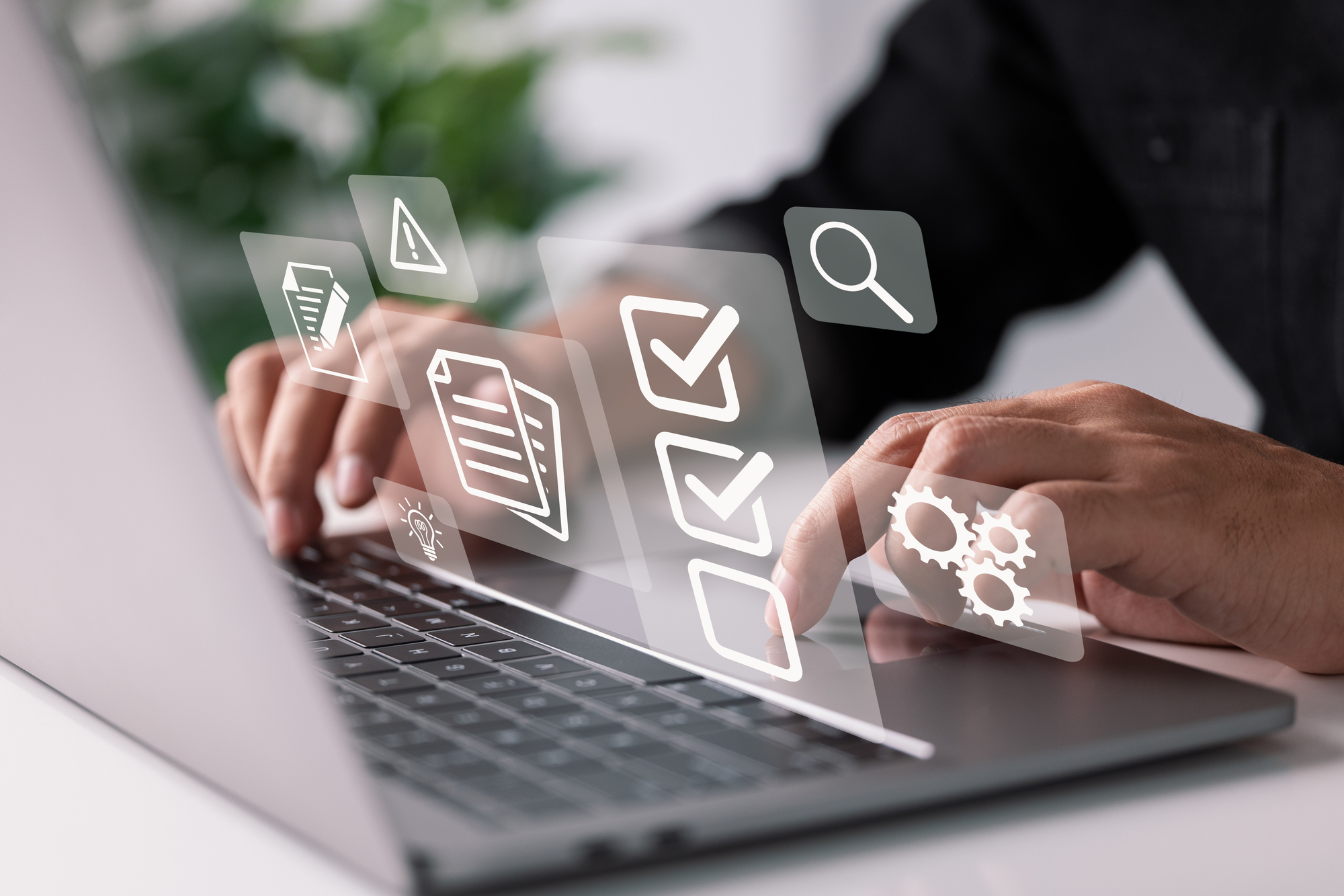 会社が行うべきマイナ保険証の手続きとは？利用しない従業員への対応も解説